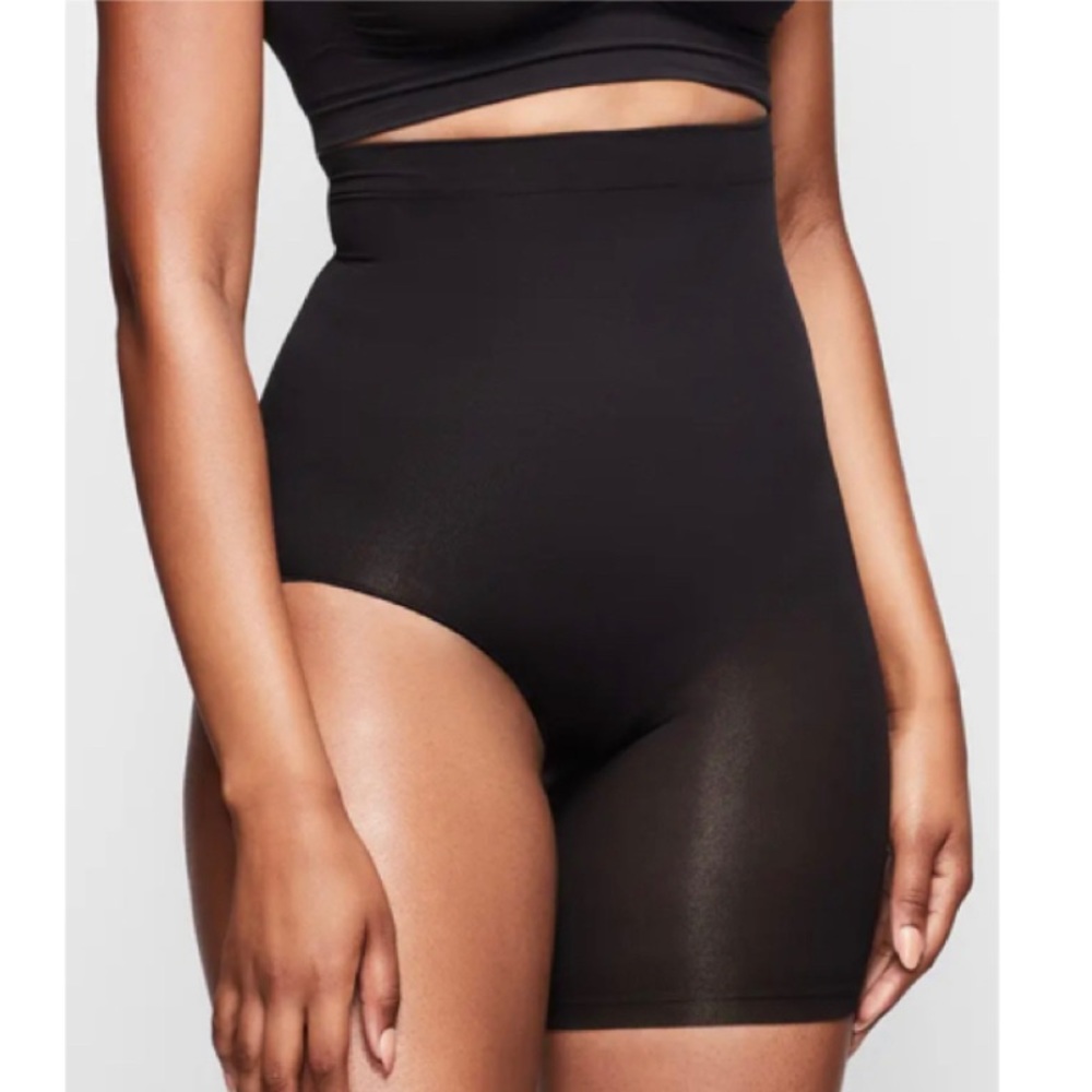 Kim Kardashian Skims Solution Short 2